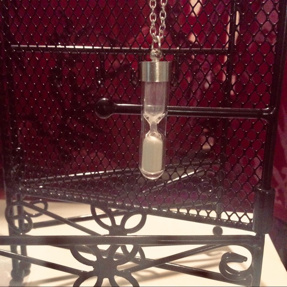 Sands of time running out: hourglass timer necklace - Picture 4 of 5